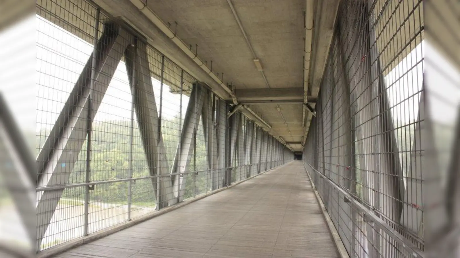 Die heutige Großhesseloher Brücke wurde 1985 eröffnet.  Über sie führen Bahnlinie sowie Fuß-und Radweg in 40 m Höhe über die Isar. (Foto: job)