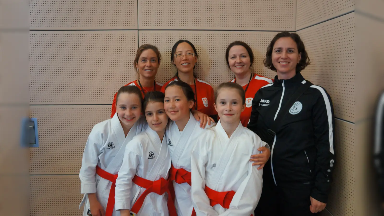 Amélie Dousti, Anna Podina, Marlene Burgmeier und Rosalie Dörsch (vorne) holten die Bronzemedaille in der Kategorie Team-Kata. (Foto: SV Dachau 1865)
