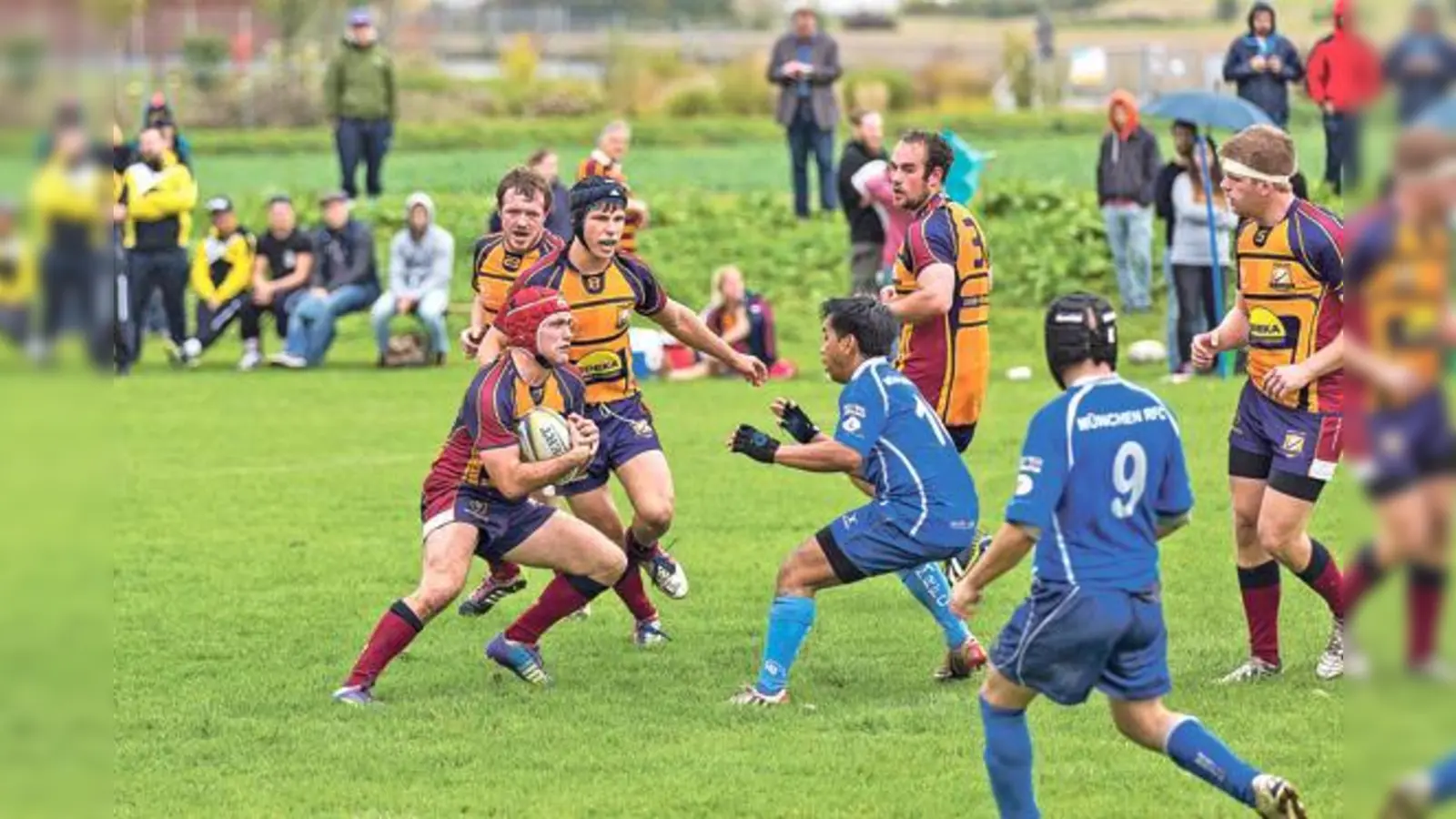 Der Rugby-Club Unterföhring (orange) spielt seit kurzem auch in der Mediengemeinde. Im ersten Heimspiel am Etzweg gab es gleich einen Derbysieg gegen die Reserve des München RFC.	 (Foto: Felix Schollmeyer)
