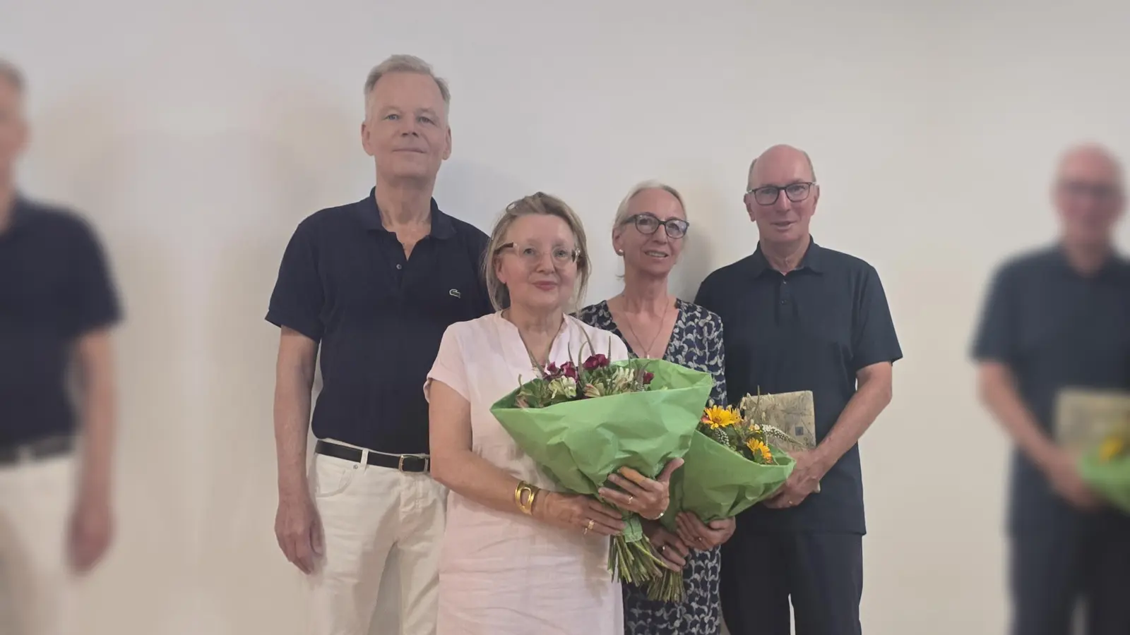 Bürgermeister Jan Neusiedl (l.) gratuliert dem wiedergewählten Vorstand der Nachbarschaftshilfe Grünwald: Frank Lamby, Barbara Portenlänger und Dorothea Ramsauer-BurkhardtNin. (Foto: Nina Trommen)