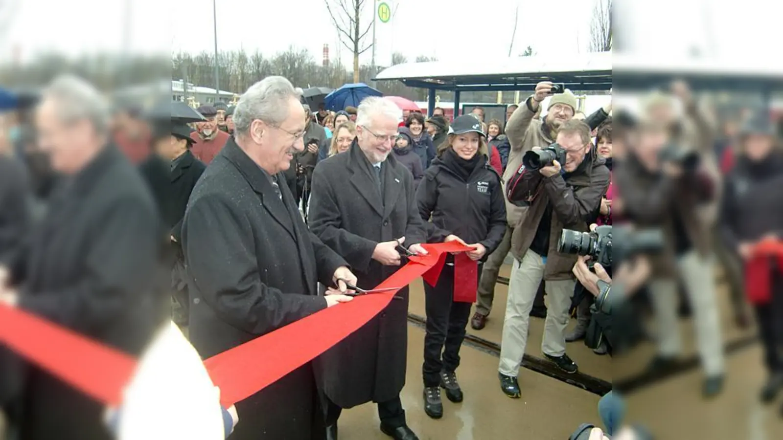 OB Ude und MVG-Chef König durchschnitten gemeinsam das Band und gaben so die Strecke frei.  (Foto: ikb)