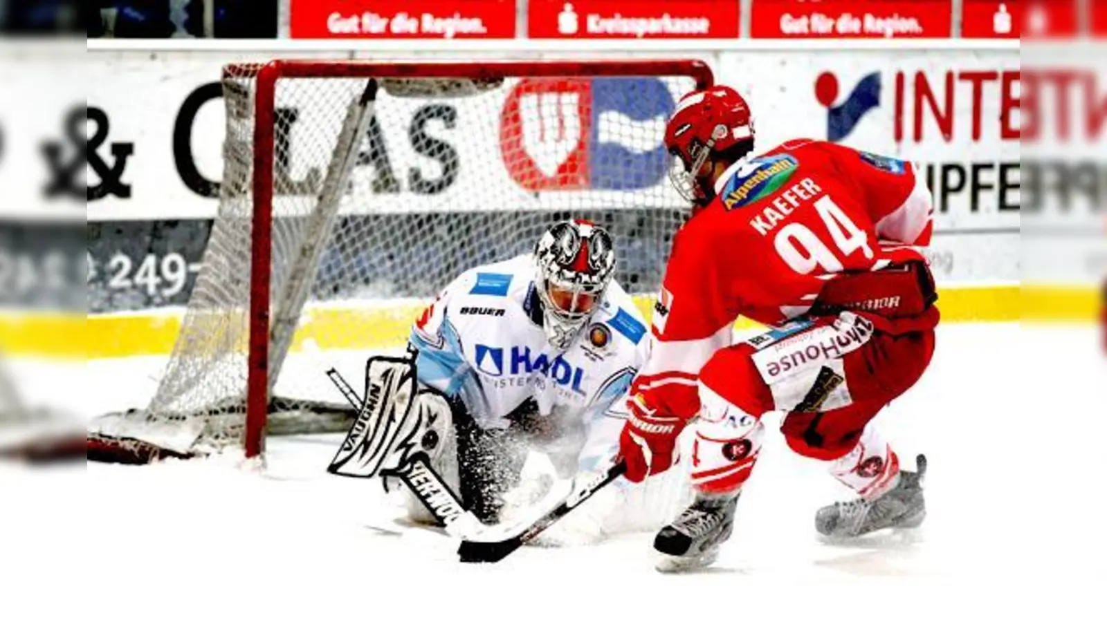 EHC-Stürmer Raphael Kaefer (hier Auge in Auge mit einem gegnerischen Torhüter) war in der zurückliegenden Saison bester Torschütze der Rot-Weißen nach den amerikanischen Angreifern. 	 (Foto: smg/STOCK4press)