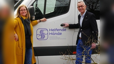 Zwei, die sich freuen: Angelika Hillreiner über die finanzielle Unterstützung und Gerhard Potuschek über die Möglichkeit, schnell und unbürokratisch helfen zu können. (Foto: Lions Club München Blutenburg)