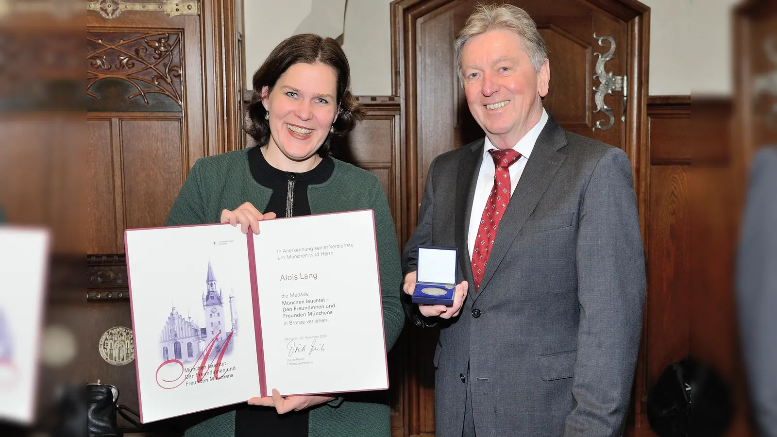 Bürgermeisterin Verena Dietl zeichnete Alois Lang mit der Medaille „München leuchtet – Den Freundinnen und Freunden Münchens“ aus. (Foto: Heribert Mühldorfer/Presseamt)