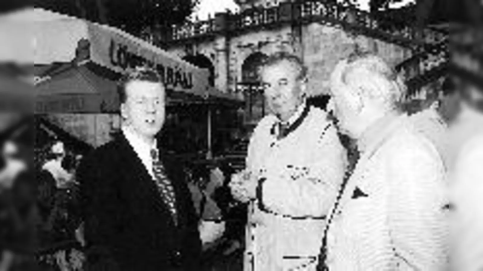 Vereinsgeschäftsführer und Stadtrat Robert Brannekämper, Staatssekretär Hans Spitzner und Vereinsvorsitzende Dr, Gustav Matschl beim Rundgang durch das Friedensengel-Fest (v. links)	 (Foto: Privat)