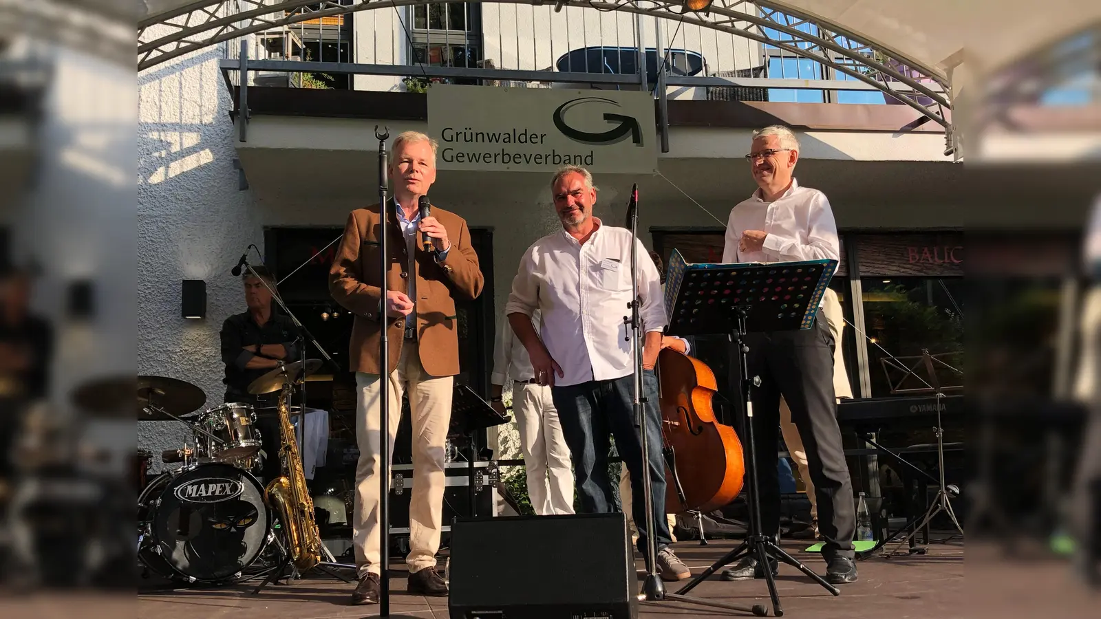 Bürgermeister Jan Neusiedl eröffnete gemeinsam mit Paul Rogall und Adrian Lorenz das Grünwalder Straßenfest "Grünwald leuchtet!". (Foto: hw)
