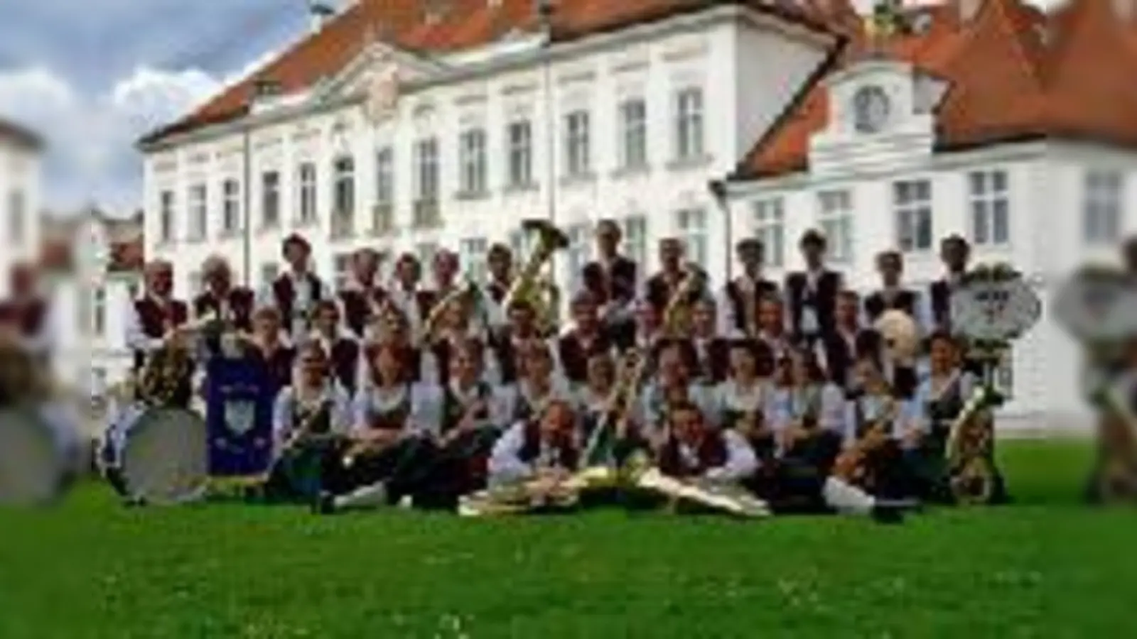 Zum Jubiläum im Festtagsgewand: Die Haimhauser Dorfmusik. 	 (Foto: Privat)