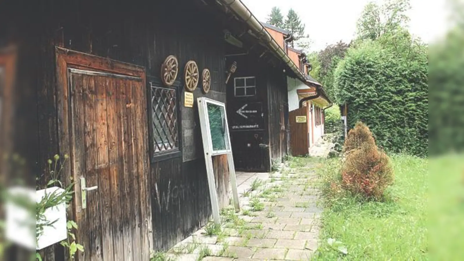 Das ehemalige Reiterhof-Gebäude in Wörnbrunn muss einem Kindergartenbau weichen. 	 (Foto: hol)