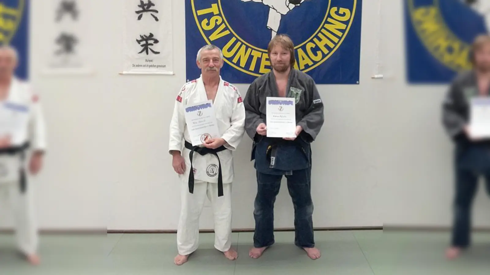 Peter Csernich und Andreas Hofreiter (re.) vom TSV Unterhaching mit erworbenen Abzeichen.  (Foto: Privat)