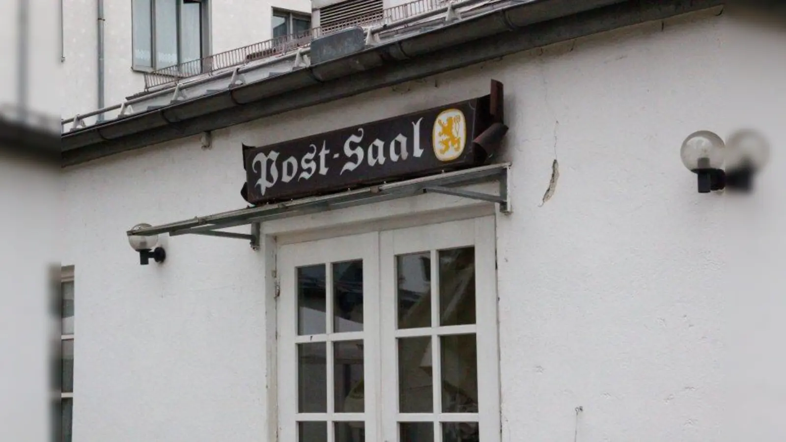 Das Hotel Zur Post mit seinen 92 Zimmern wie auch der angrenzende „Postsaal” sind in renovierungsbedürftigem Zustand. Eine Aufstockung auf 120 Zimmer lehnte die Stadt ab. Damit ist die Wirtschaftlichkeit nicht mehr gewährleistet und der Abriss und Wohnungsneubau an gleicher Stelle besiegelt. (Foto: us)