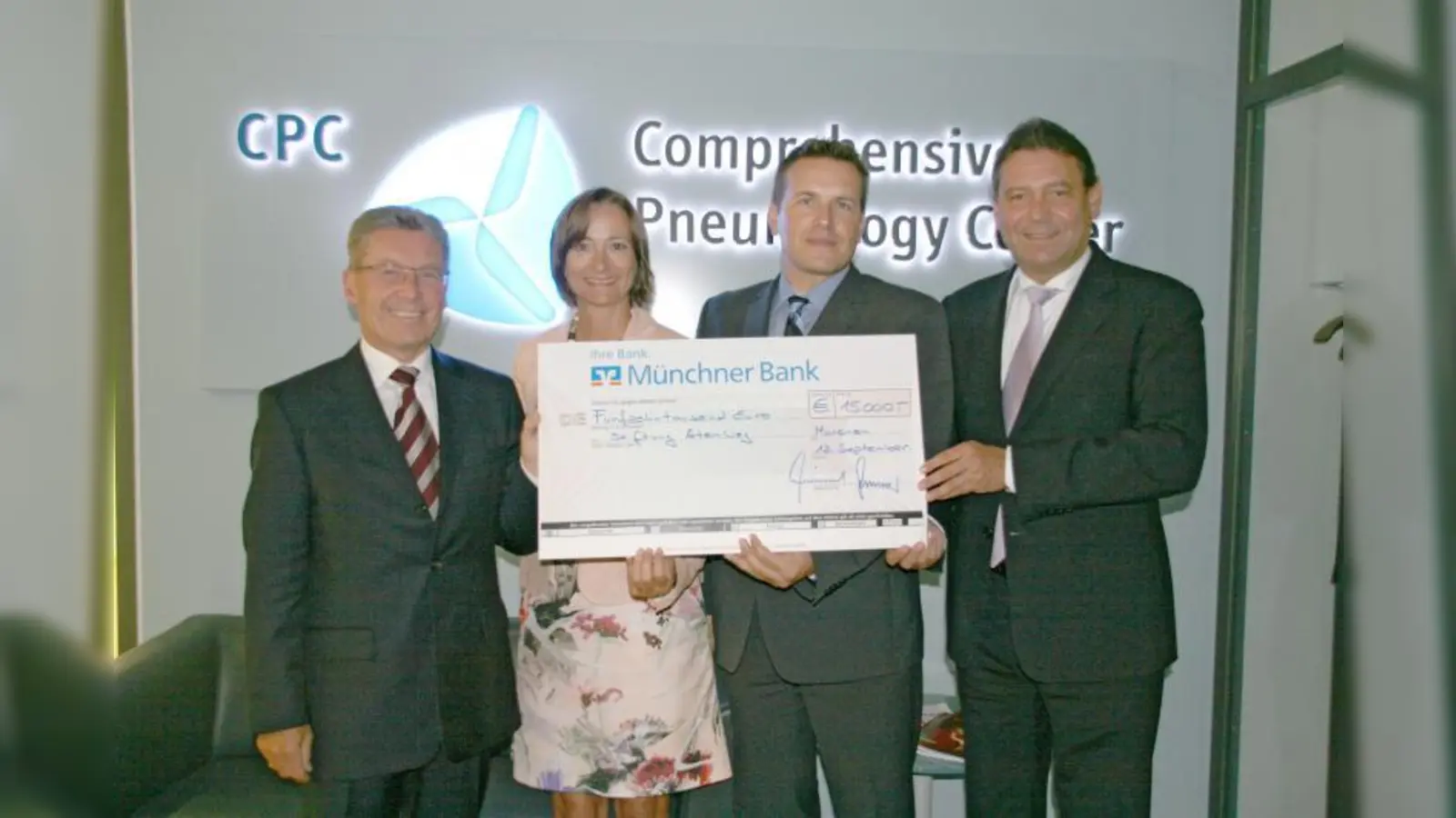 v.l.: Peter Heinrich, Vorstandsvorsitzender der Münchner Bank, Kerstin Freifrau von Aretin, Leitering der Geschäftsstelle Stiftung AtemWeg, Professor Oliver Eickelberg, Wissenschaftlicher Leiter des Comprehensive Pneumology Center (CPC) und  Bernhard Link, stellvertretender Vorstandsvorsitzender der Münchner Bank. (Foto: pi)