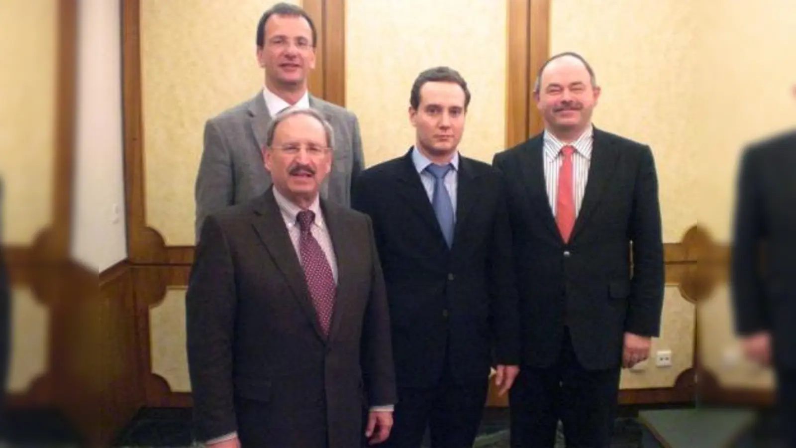 Gratulation nach der Wahl: (v.l.) Landtagsvizepräsident Reinhold Bocklet (vorne), Oberbürgermeister Andreas Haas, der neue Ortsvorsitzende Oliver Sopart sowie sein Vorgänger Emil Schneider. (Foto: pi)
