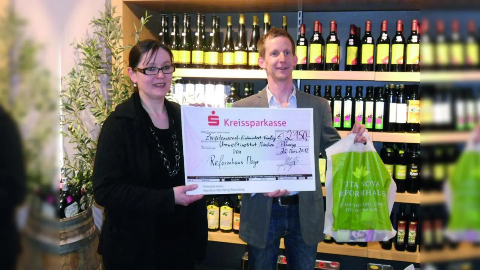 Anja Sobczak vom Umweltinstitut München nahm den Scheck in Höhe von 2150 Euro aus den Händen von Reformhaus Mayr-Geschäftsführer Michael Mayr entgegen. (Foto: pi)