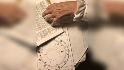 Anhand von Tabellenbuch und Radix erstellt Ute Hentschel ihre Berechnungen. (Foto: cba)