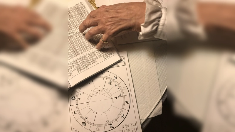 Anhand von Tabellenbuch und Radix erstellt Ute Hentschel ihre Berechnungen. (Foto: cba)