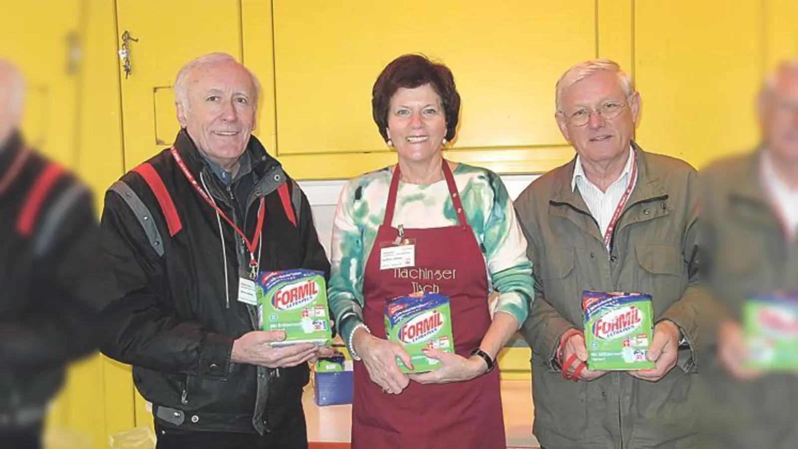Hartwig Schulz, Edeltraud Kauffmann und Franz ­Rieger vom Hachinger Tisch sagen Danke für die großzügige Spende aus Neubiberg.	 (Foto: hw)
