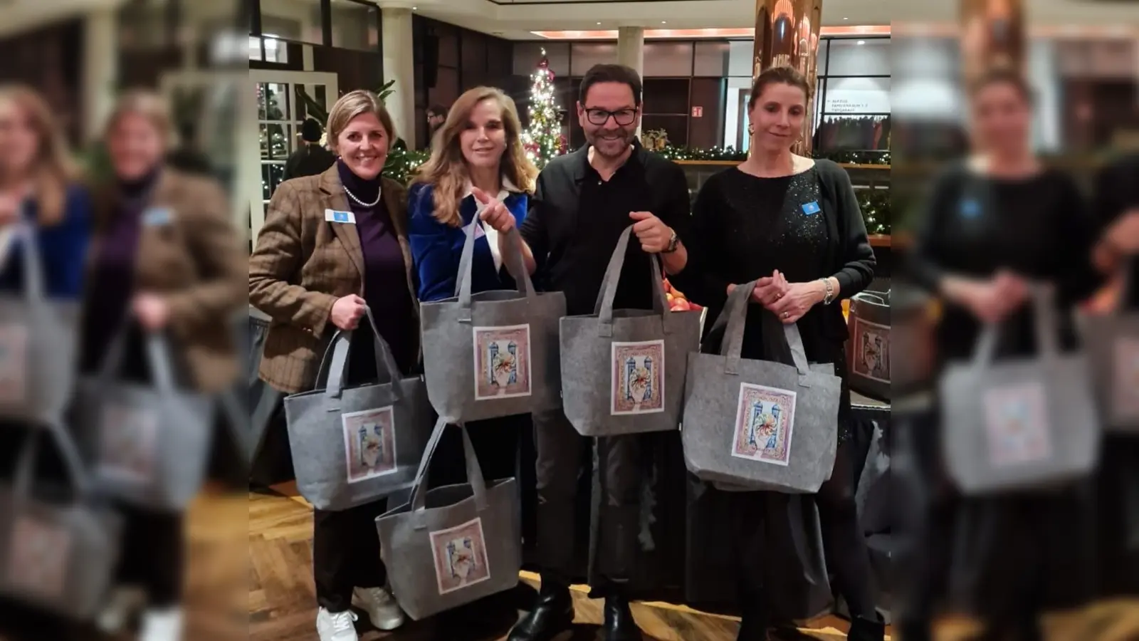 Ilona Gross, Claudia Sauter, Bernhard Bachhuber und Madlen Stephan verteilten die Nikolaus-Taschen an die Gäste. (Foto: Verein)