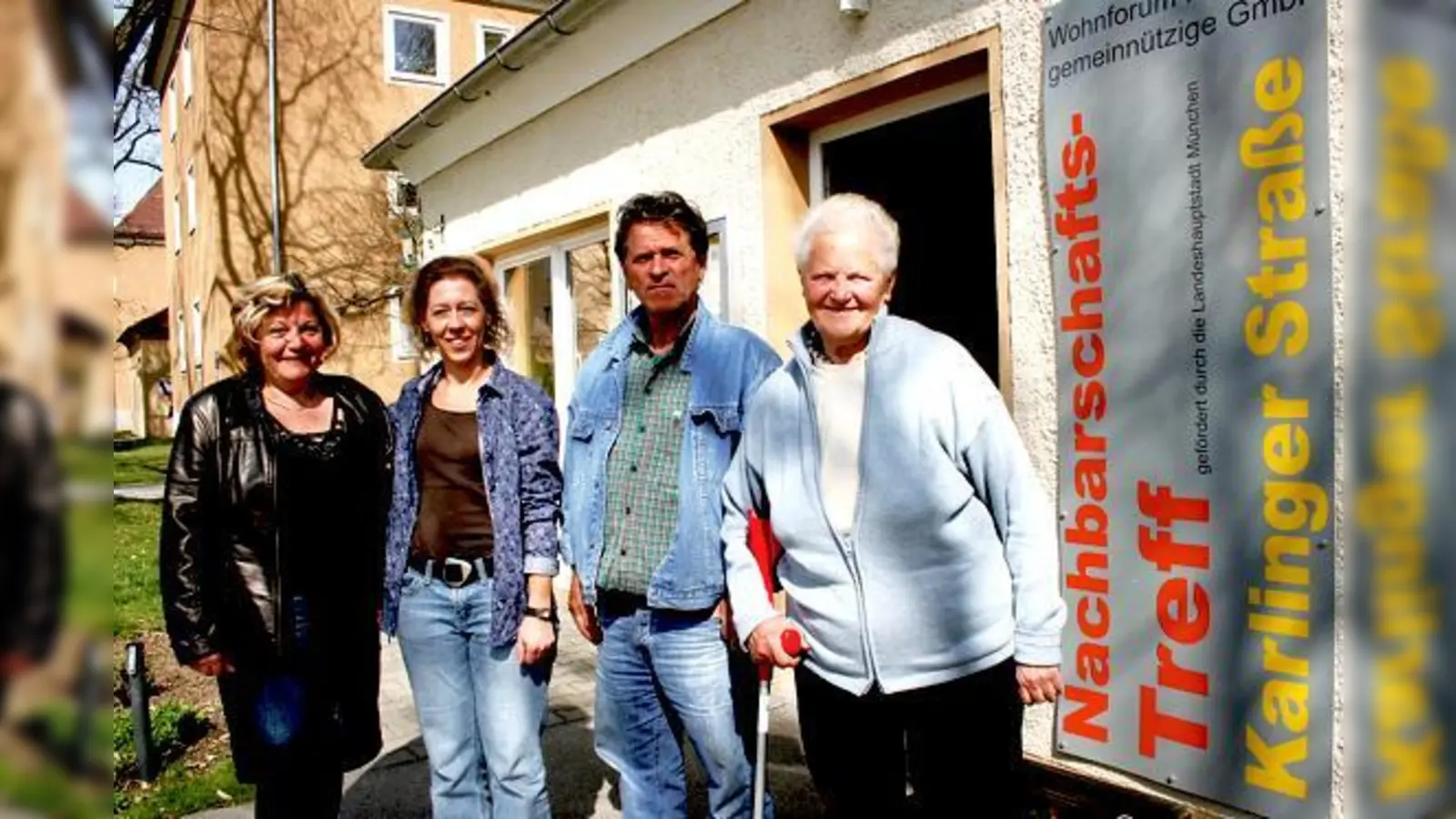 Nachbarschaftstreff-Leiterin Nicole Schmitt (2. von links) im Gespräch mit Stadtteilbewohnern.	 (Foto: ws)