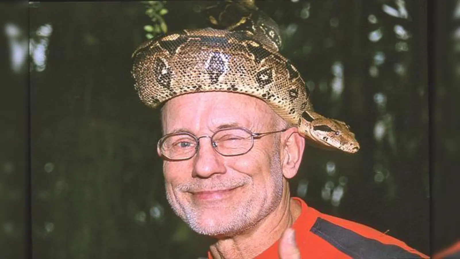 Survivalexperte und Buchautor Rüdiger Nehberg  entführt die Besucher zu exotischen Orten.	 (Foto: VA)