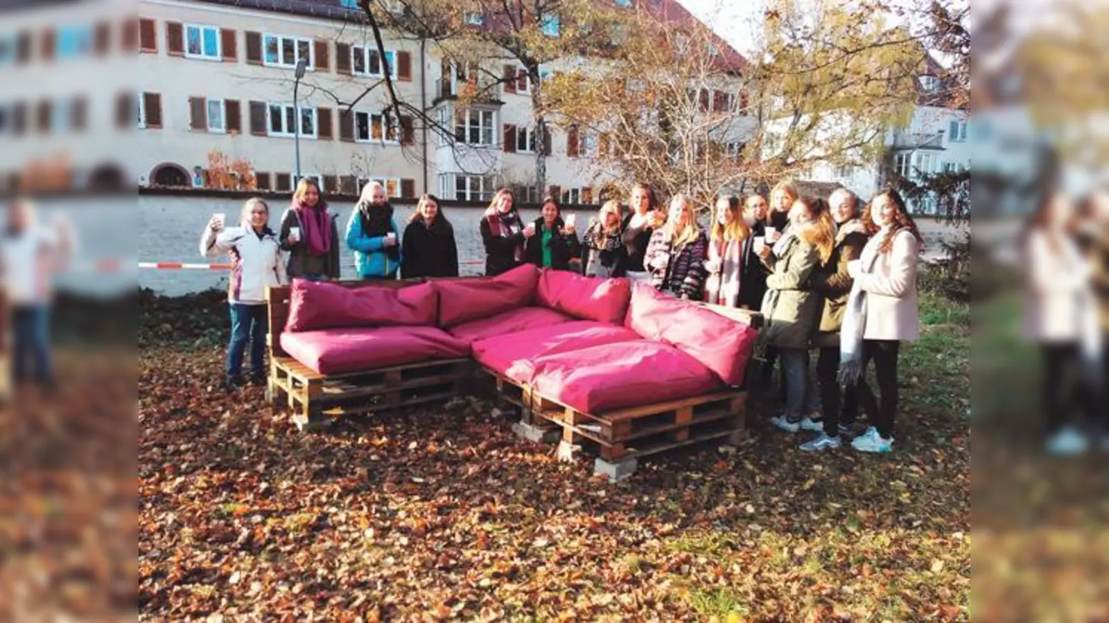 Die Gymnasiastinnen vom P-Seminar »Floßbau« am Max-Josef-Stift: Ihre erste Aufgabe war, aus Europaletten eine Lounge zu bauen.	 (Foto: privat)
