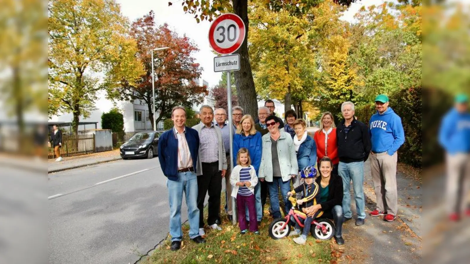 Achtung Autofahrer! In der Waldkolonie gilt nun auch Tempo 30. Anwohner und Mitglieder der Interessengemeinschaft Alte Allee/ Bergsonstraße begrüßten die Tempo-30-Schilder. Am linken Bildrand der Vorstand der Interessengemeinschaft mit Herbert Weiser, Helmut Rothballer und Albert Schmidt (v.l.). (Foto: us)