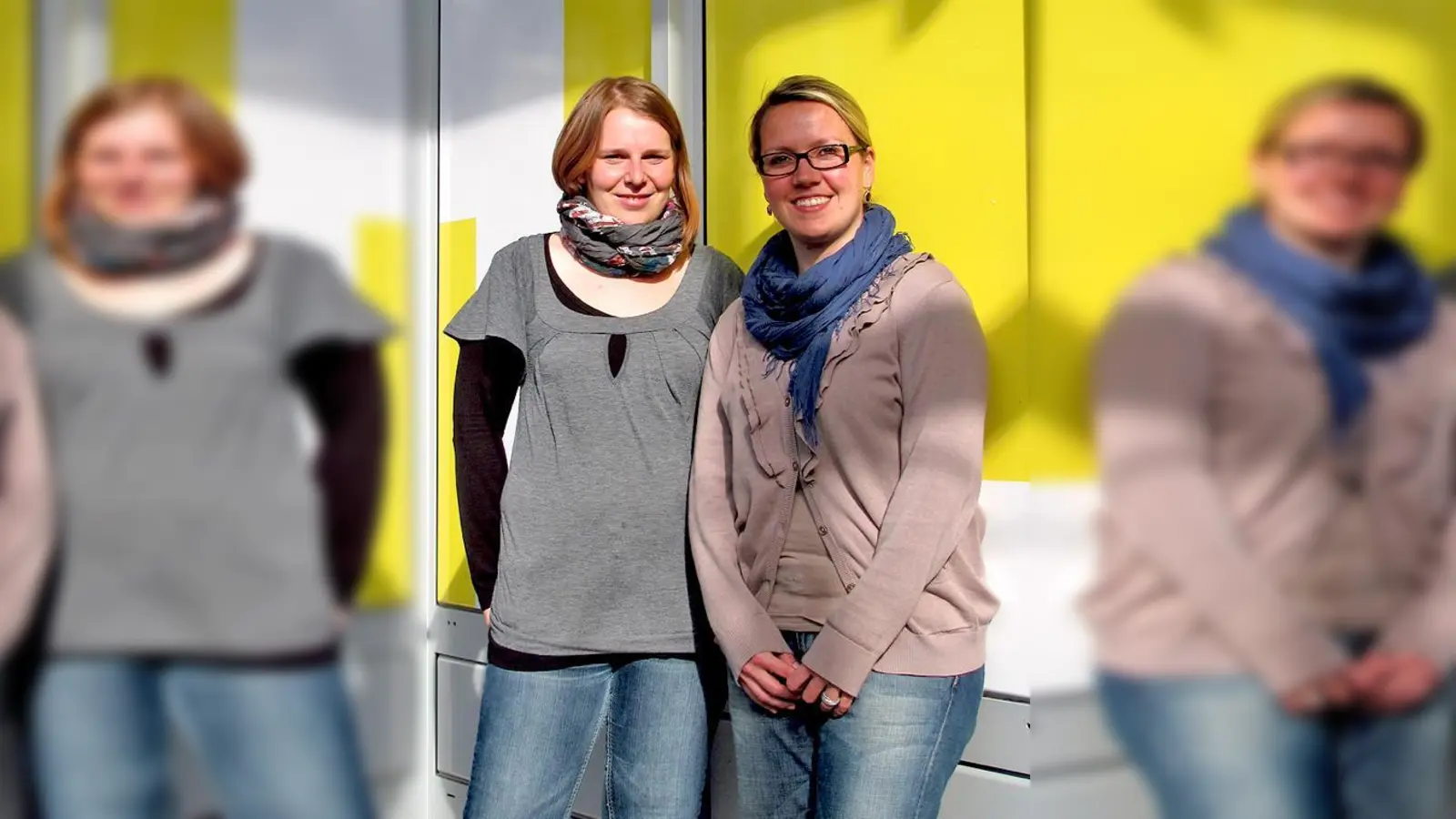 Stadtteil- und Geschäftsstraßenmanagerin Selma Last (li.) und ihre Kollegin Katharina Siegl vor ihrem Büro in der Truderinger Straße 302.	 (Foto: bus)