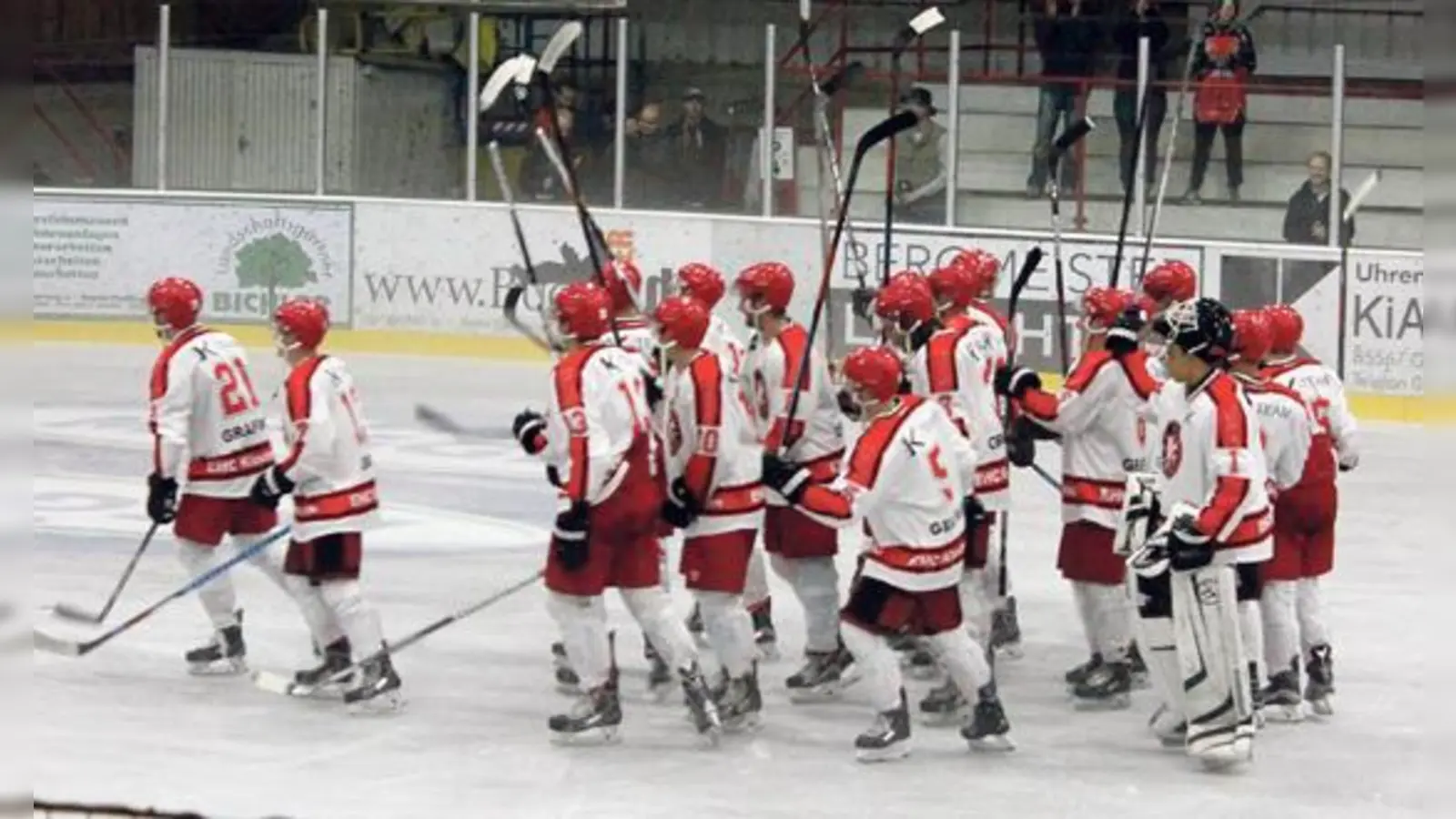 Die Mannschaft des EHC Klostersee, bedankt sich bei den Fans für die Unterstützung.	 (Foto: smg)