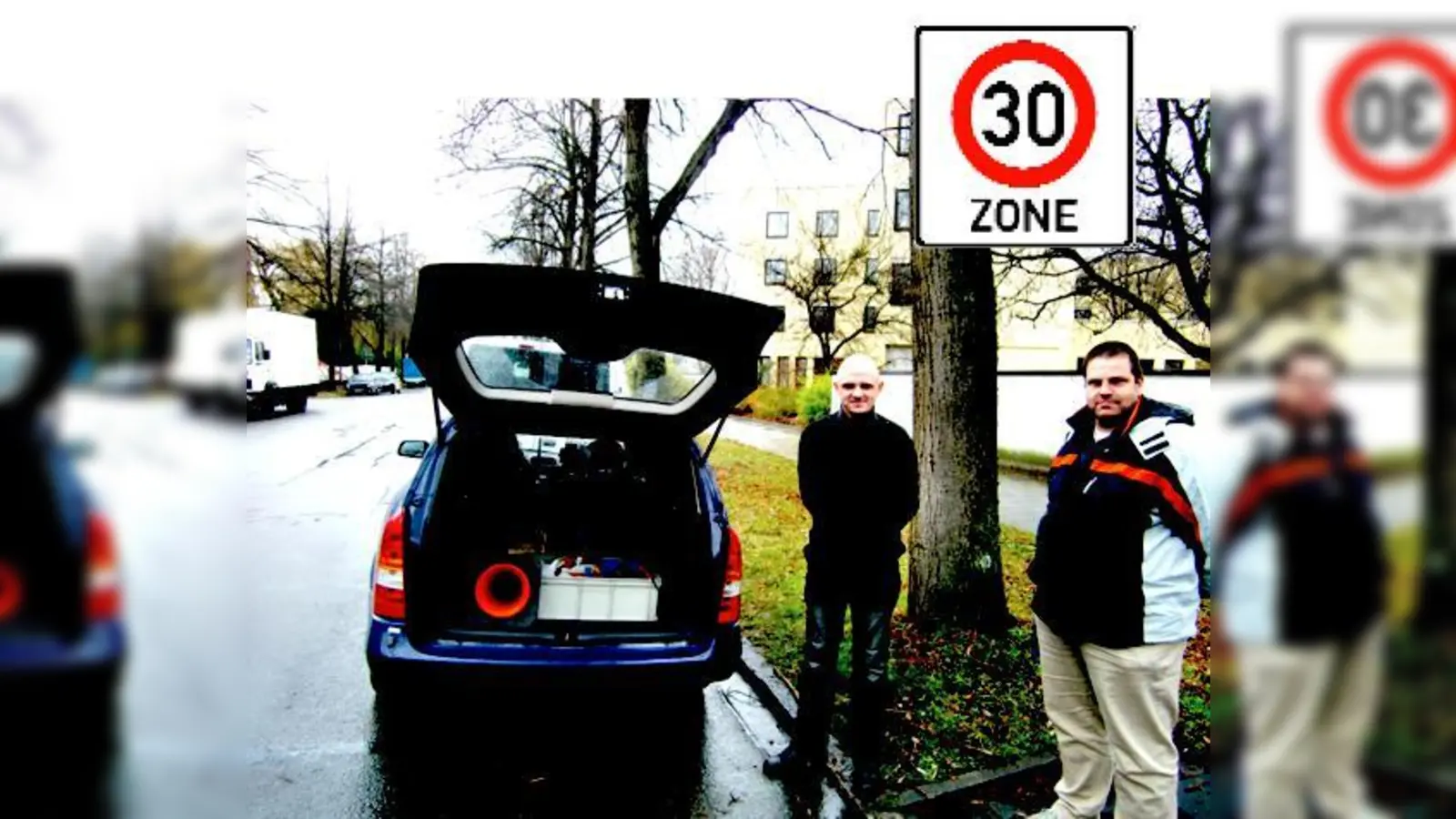 Alexander Braun und Andreas Häusler von der Kommunalen Verkehrsüberwachung bereiten die Radarfalle vor.    (Foto: ikb)
