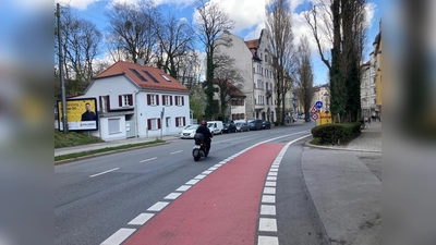 Lob von den Mitgliedern im Sendlinger Bezirksausschuss: Von der Plinganserstraße/ Ecke Pfeuferstraße beginnend bis zur Aberlestraße wurde bereits ein eigener Radweg auf der Straße abgesteckt. (Foto: lsc)