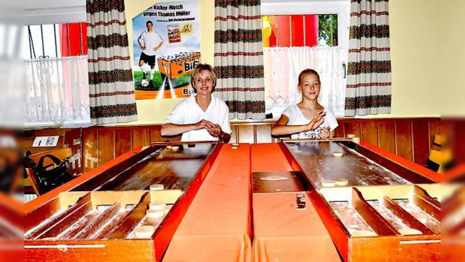 Jugendwartin Dana Guggenberger (l.) und Juniormeisterin Manuela Müller spielen sich schon mal für das Gaudi-Turnier ein. 	 (Foto: sf)