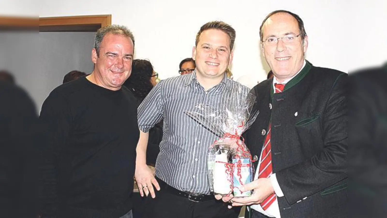 Bürgermeister Dr. Stefan Straßmair begrüßt die Mitarbeiter in den neuen Räumlichkeiten der Gemeinde Hohenbrunn.	 (Foto: VA)