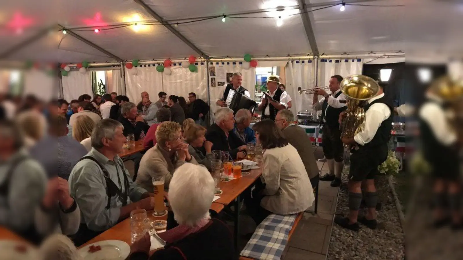 Ausgelassen feierten die Bavaria-Schützen ihren 40. Geburtstag bei zünftiger Blasmusik. (Foto: Bavaria-Schützen)