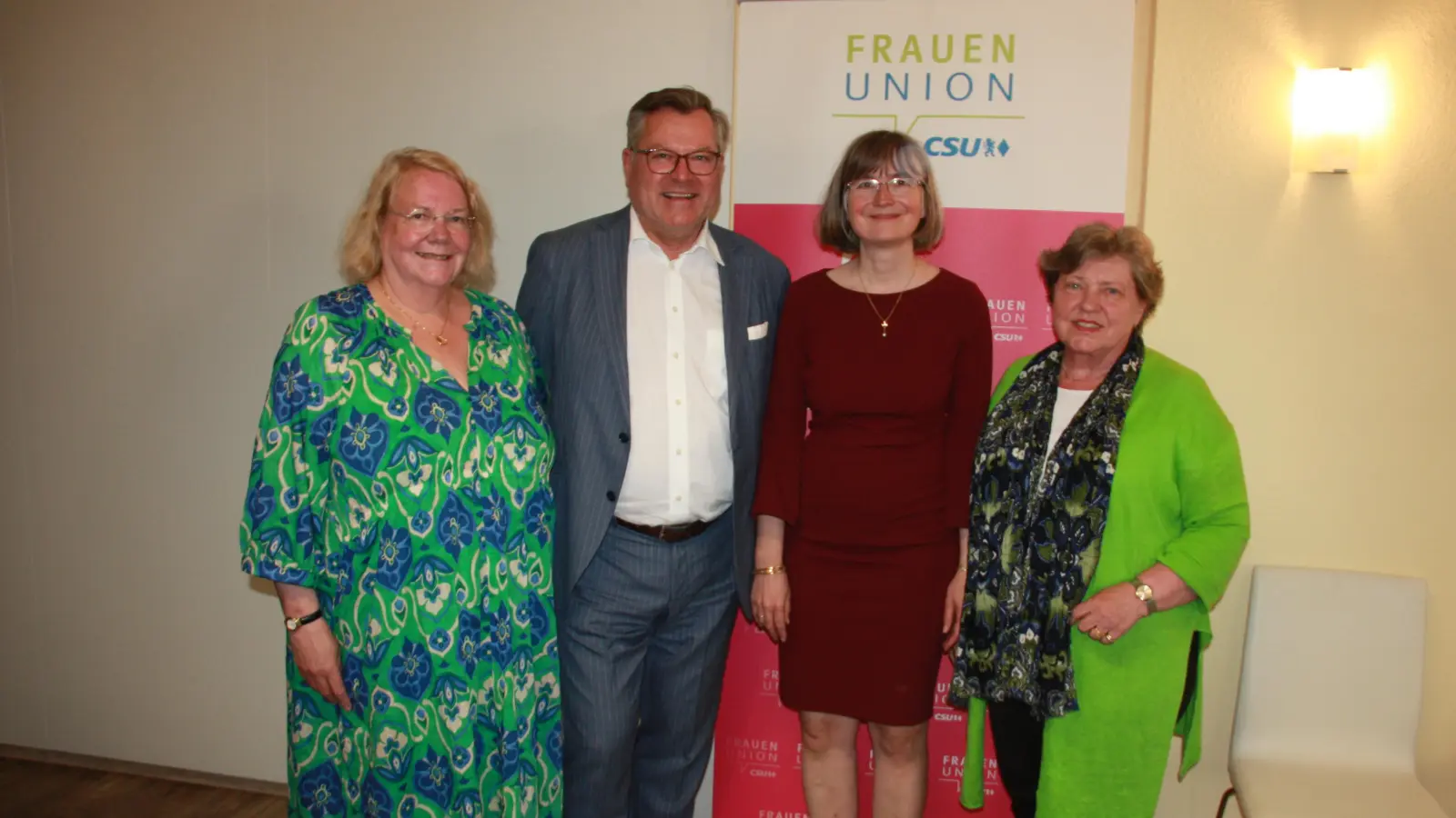 Bezirksrätin Barbara Kuhn, MdL Josef Schmid, Stefanie Martin (Kreisvorsitzende der Frauen-Union München West) und Stadträtin Heike Kainz (von links) freuten sich, sich mit zahlreichen Gästen im Viertel auszutauschen. (Foto: job)