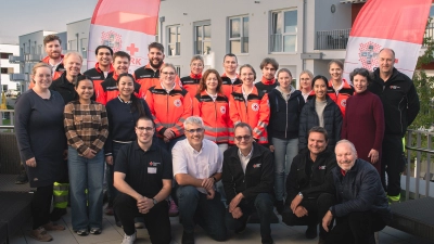 Die neuen Azubis auf der Terrasse des BRK Mehrgenerationencampus gemeinsam mit ihren Bereichsleiterinnen und -leitern. (Foto: BRK)