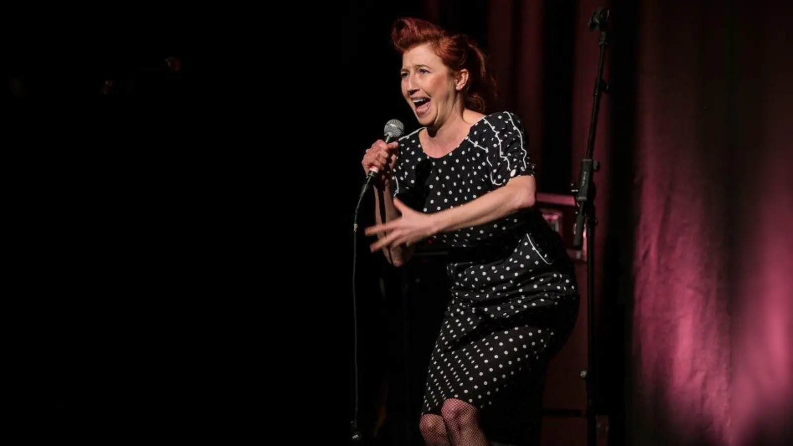 Voller Wucht und gleichzeitig feminin zärtlich, so wie die niederbayerischen Frauen eben sind, bewegt Rike Wagner in ihrem Kabarett-Debüt <br>die verschiedenen liebestollen Charaktere durch den Dating-Dschungel der Gegenwart. (Foto: Rike Wagner)