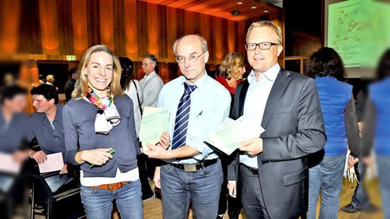 Verkehrsgutachter Helmuth Ammerl (Mitte) nahm Anregungen der Bürger entgegen, hier von Andrea Keil und Rainer Pohl.	 (Foto: sf)