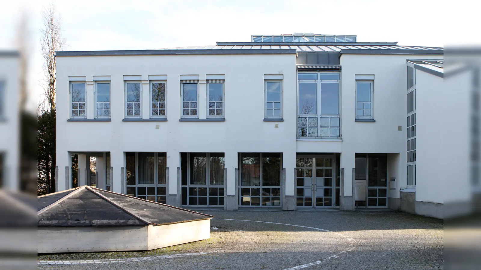 Durch einen Umbau und eine Erweiterung soll der Platzbedarf im Zornedinger Rathaus für die nächsten Jahre gedeckt werden.  (Foto: red )