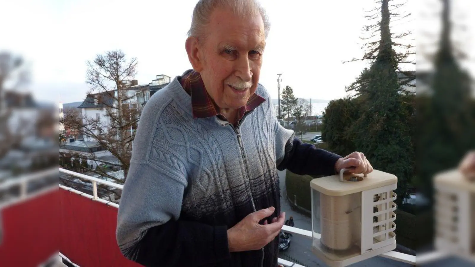 Josef Jägerhuber mit seiner Wetterstation. (Foto: Hauck)