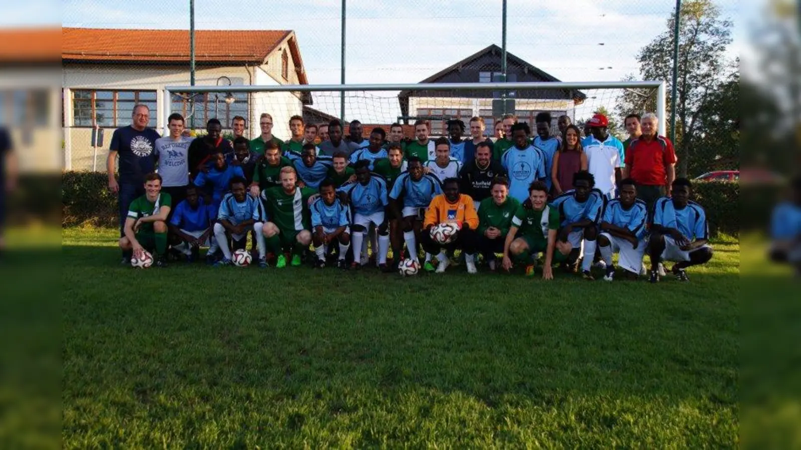 Strahlende Gesichter: die beiden Mannschaften und die Organisatoren auf dem Sportplatz des TSV Brunnthal (Foto: ve)