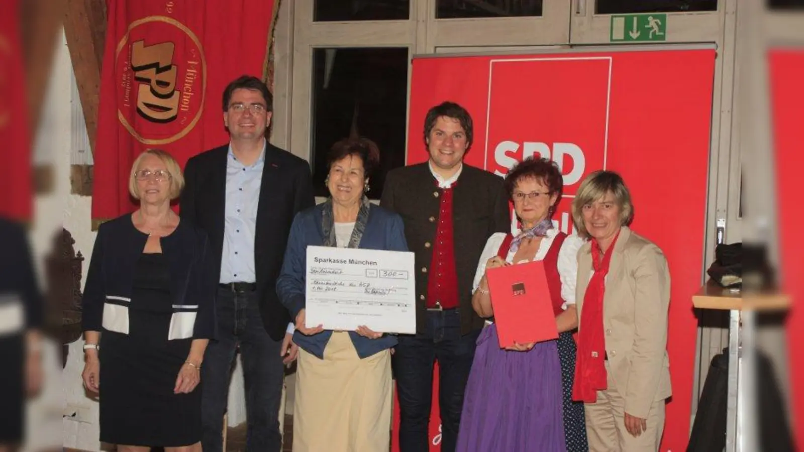 Preisverleihung im Stemmerhof (von links): Erika Stark (AWO Sendling), MdL Florian von Brunn, Ilse Holzbauer, Markus Lutz, Rosa Harbeck und Bezirksrätin Helga Hügenell. (Foto: job)