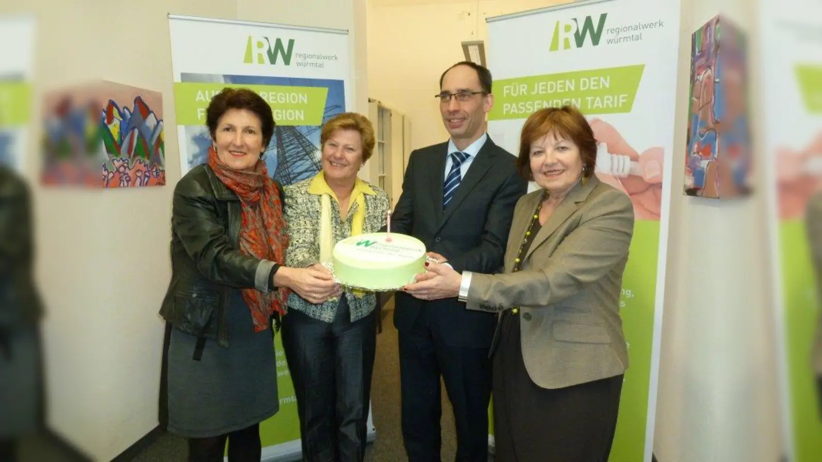 Grund zum Feiern: Die Bürgermeisterinnen der beteiligten Gemeinden Christine Borst, Annemarie Detsch und Brigitte Servatius (v.l.) mit RW-Geschäftsführer Peter Michalek. (Foto: US)