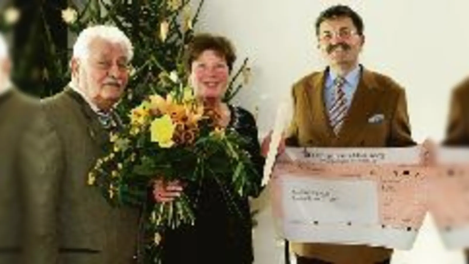 Der mit 1000 Euro dotierte Gerda-Eisgruber-Gedächtnispreis ging in diesem Jahr an Janina Zuschrott (Mitte). Geehrt wurde sie am Sonntag von Altbürgermeister Rainer Lauterbach (li) und Günther Eisgruber (re). 	 (Foto: pt)