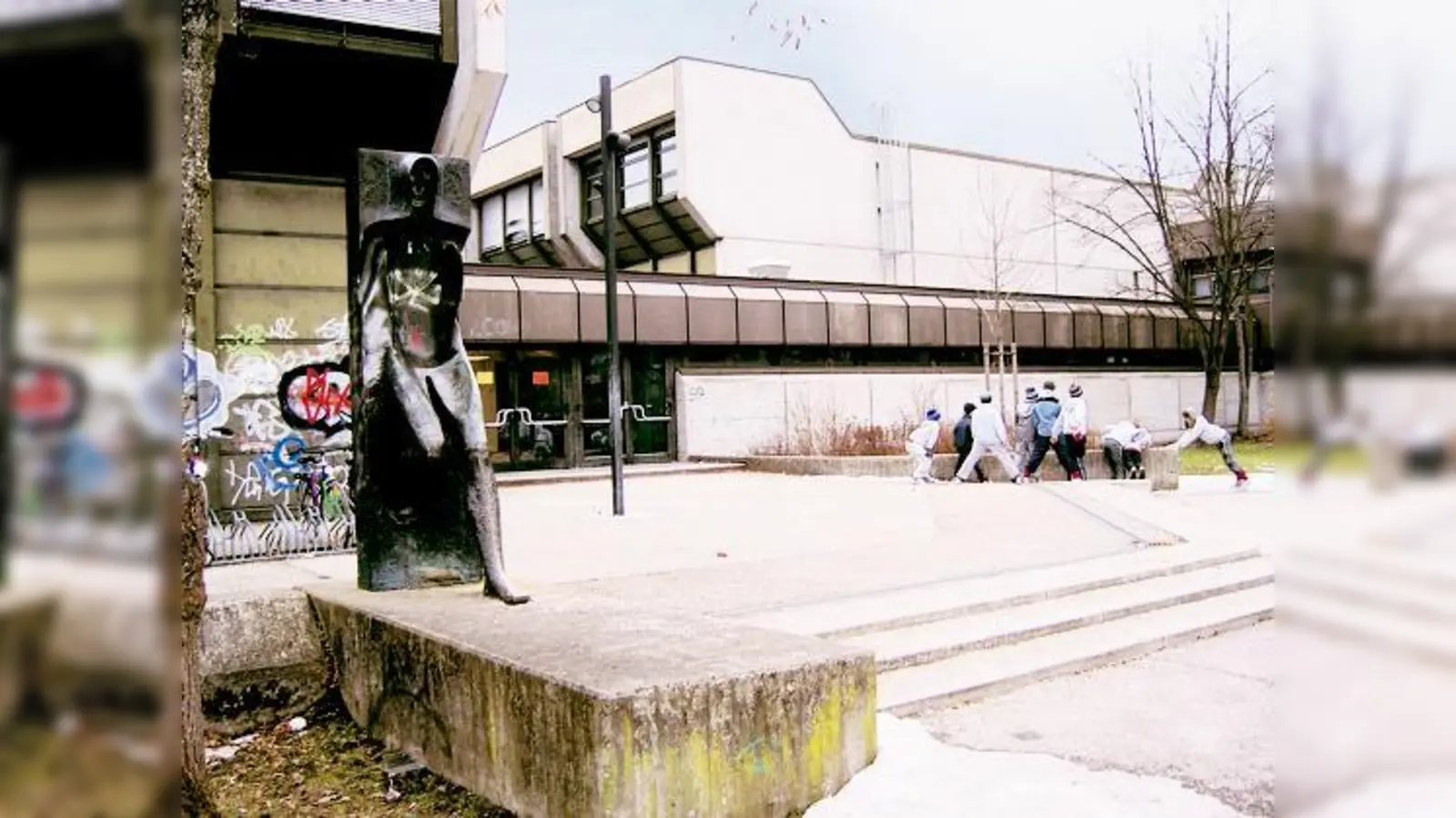 Vor der Gera-Grundschule in Moosach wurde der Unbekannte, der auch Kinder ansprach, mehrfach beobachtet.	 (Foto: sd)