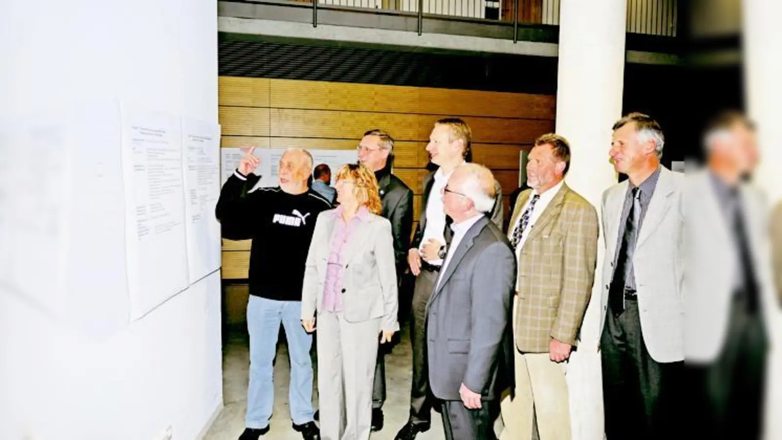 Begutachten die Handlungsempfehlungen der Arbeitsgruppen  (Foto: Die BA Vorsitzenden Josef Koch (BA 14) und Marina Achhammer (BA 16), Rudolf Behacker, Leiter des Münchner Sportamtes, Prof. Dr. Christoph Breuer und Rolf Meier (Dtsch. Sporthochschule Köln),)