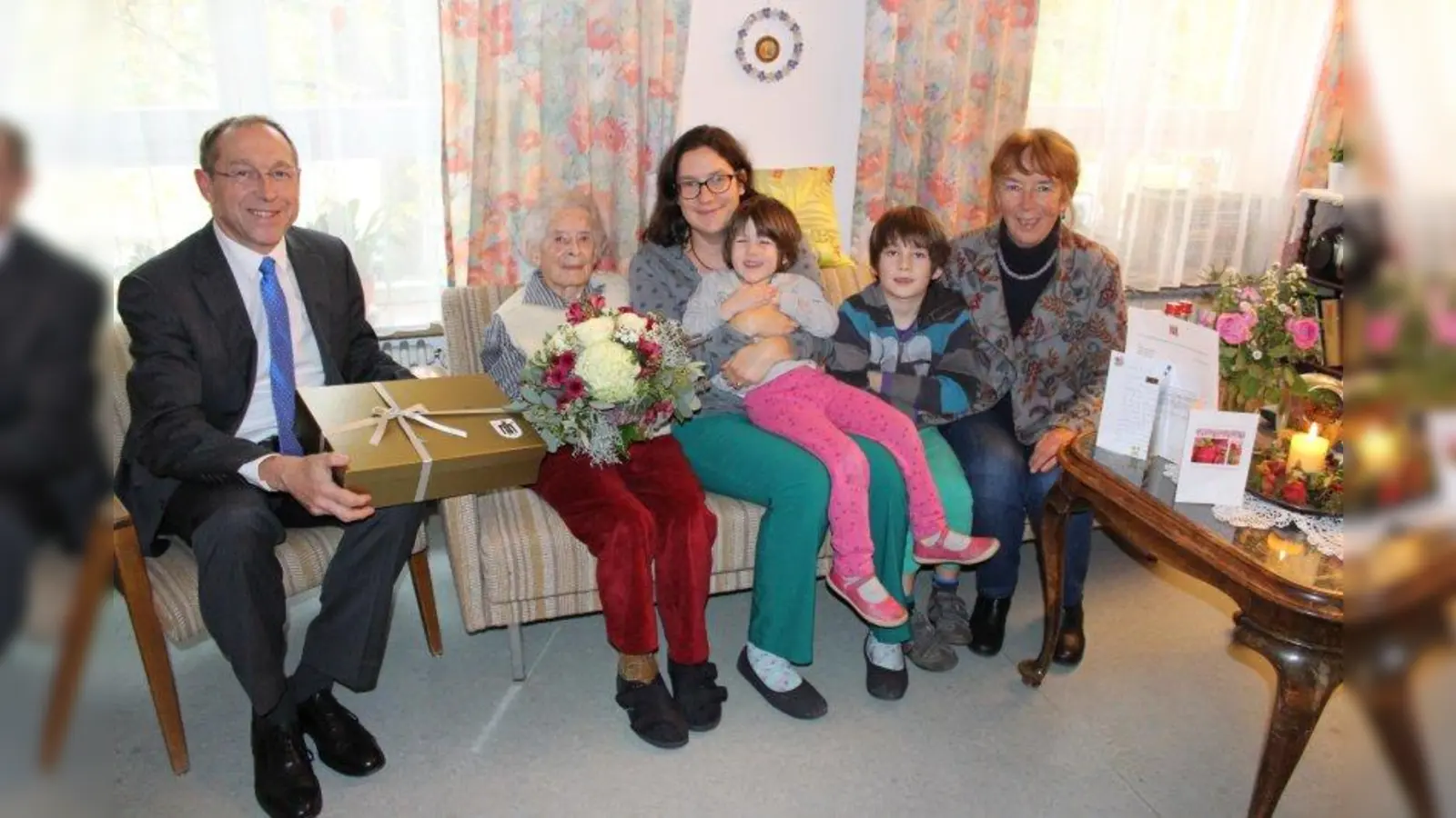 Rosina Sobetzko (2.v.l.) zusammen mit Stadtrat Max Straßer sowie ihrer Tochter Brigitte Sobetzko-Reintjes (r.), Enkelin Katharina Reintjes und den Urenkeln Paula (4 Jahre) und Rafael (7 Jahre). (Foto: sb)