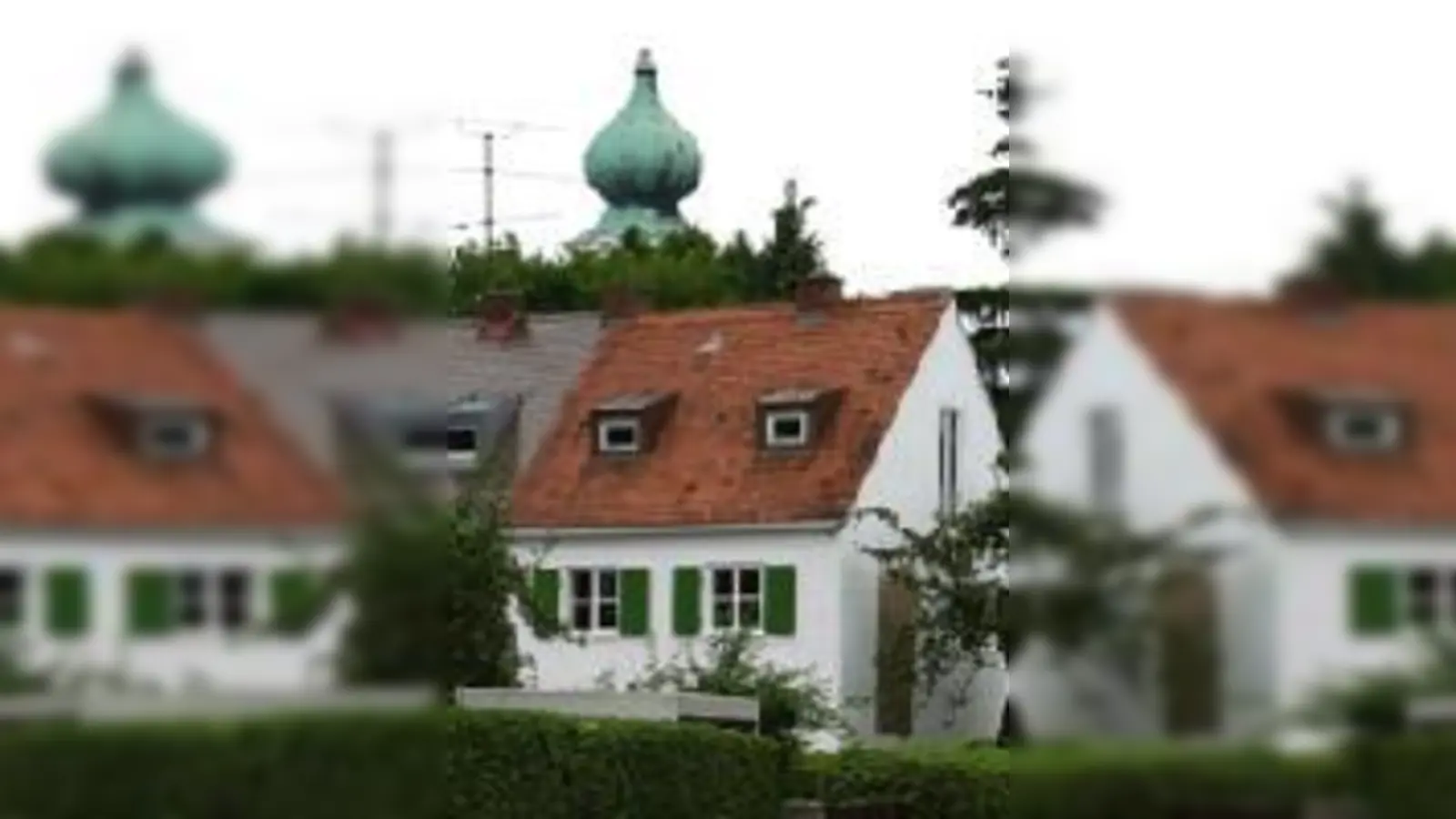 Kleine, feine Häuschen sorgen für den Wohnwert in der »Mustersiedlung«: Die Frauenchiemseestraße mit dem Kirchturm von St. Maria. 	 (Foto: aha)