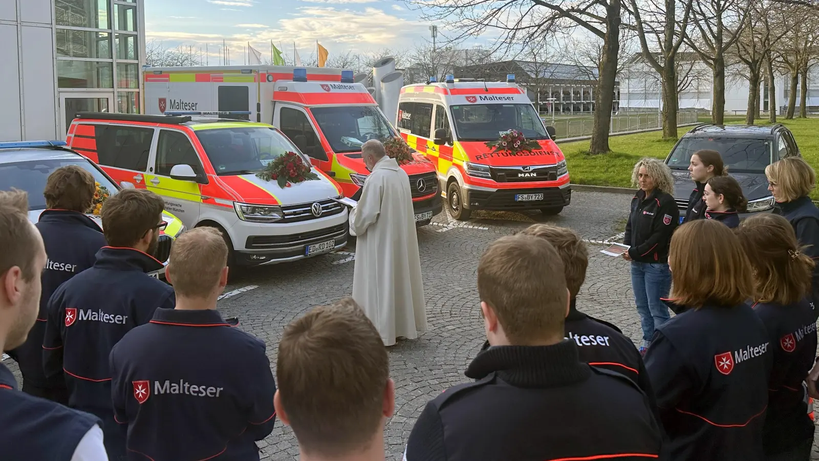  Im Beisein vieler haupt- und ehrenamtlicher Malteser wurden am Flughafen München wurden kurz vor Ostern vier Malteser Fahrzeuge gesegnet (Foto: Malteser)