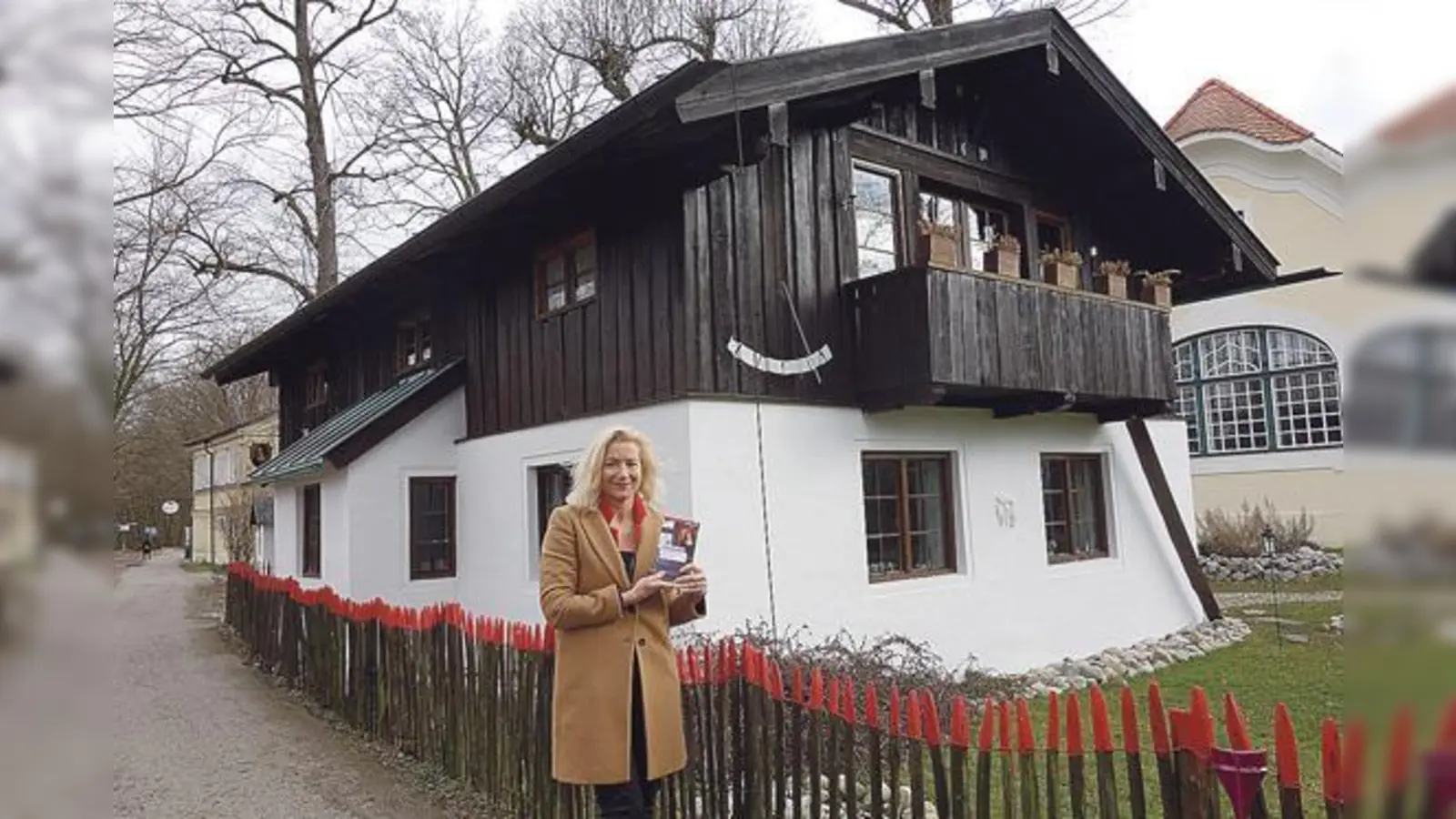 Vor dem Lola-Montez-Haus in Harlaching präsentiert die Grünwalder Krimi-Autorin Sabine Vöhringer ihren frisch gebackenen Roman, den es hier zu gewinnen gibt.	 (Foto: hw)