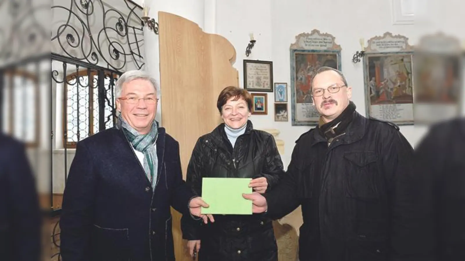 Spende für den guten Zweck: (v. l.) Anton Arnold, Gabi Huber und Pfarrer Mnafred Wurzer.	 (Foto: Schunk)