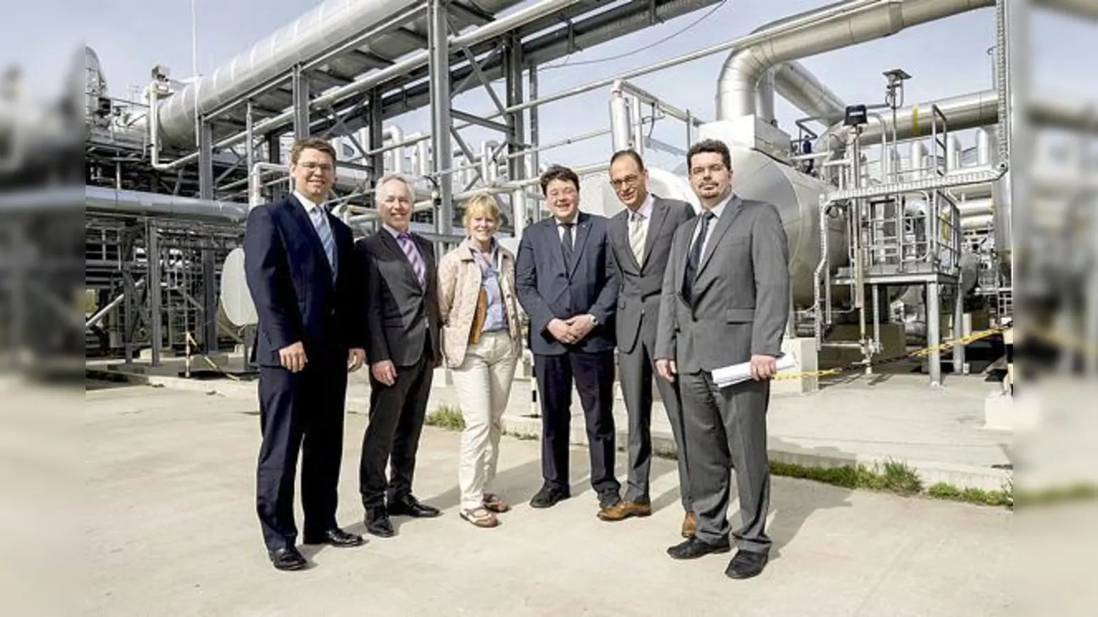 Beim Pressegespräch in der Geothermieanlage Kirchstockach stellten Falk-Wilhelm Schulz die Bürgermeister Günter Heyland, Ursula Mayer und Thomas Loderer sowie Tilo Wachter und Thomas Hoppenz ihre Pläne vor.  (Foto: BayWa r.e.)